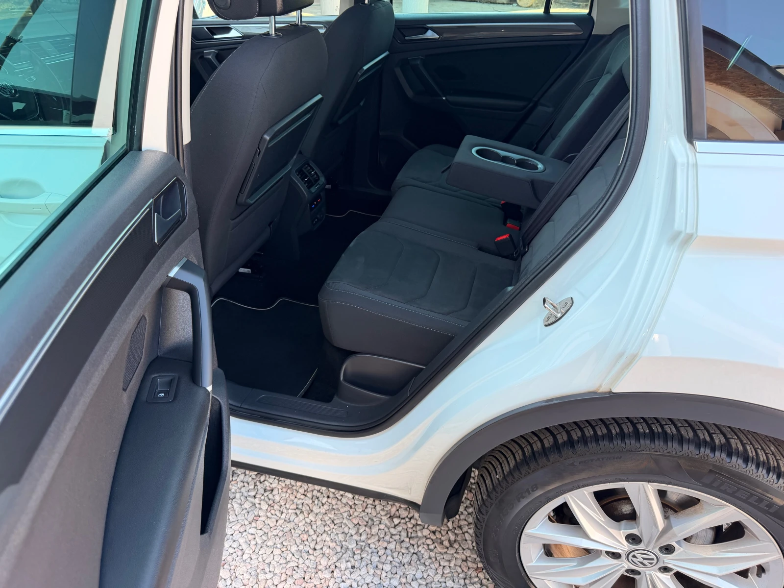 VW Tiguan 2.0TDI* AUT* NAVI* KAMERA* PARKASISTANS* PANORAMA, снимка 16 - Автомобили и джипове - 55616443