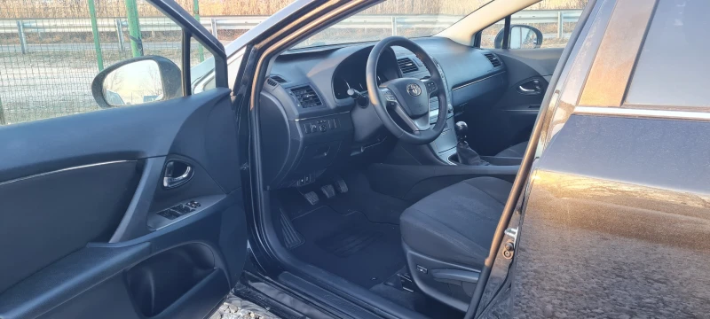 Toyota Avensis 1.8i 147 к.с, снимка 7 - Автомобили и джипове - 48702081