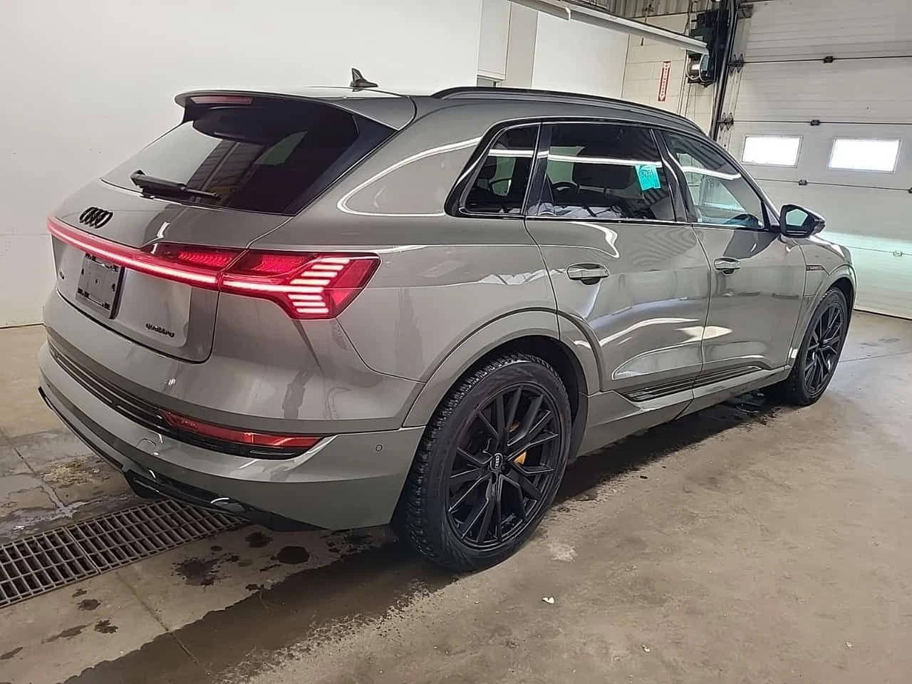 Audi E-Tron PROGRESSIV * 360 КАМЕРИ* ПАНОРАМА* CARFAX *  - изображение 3