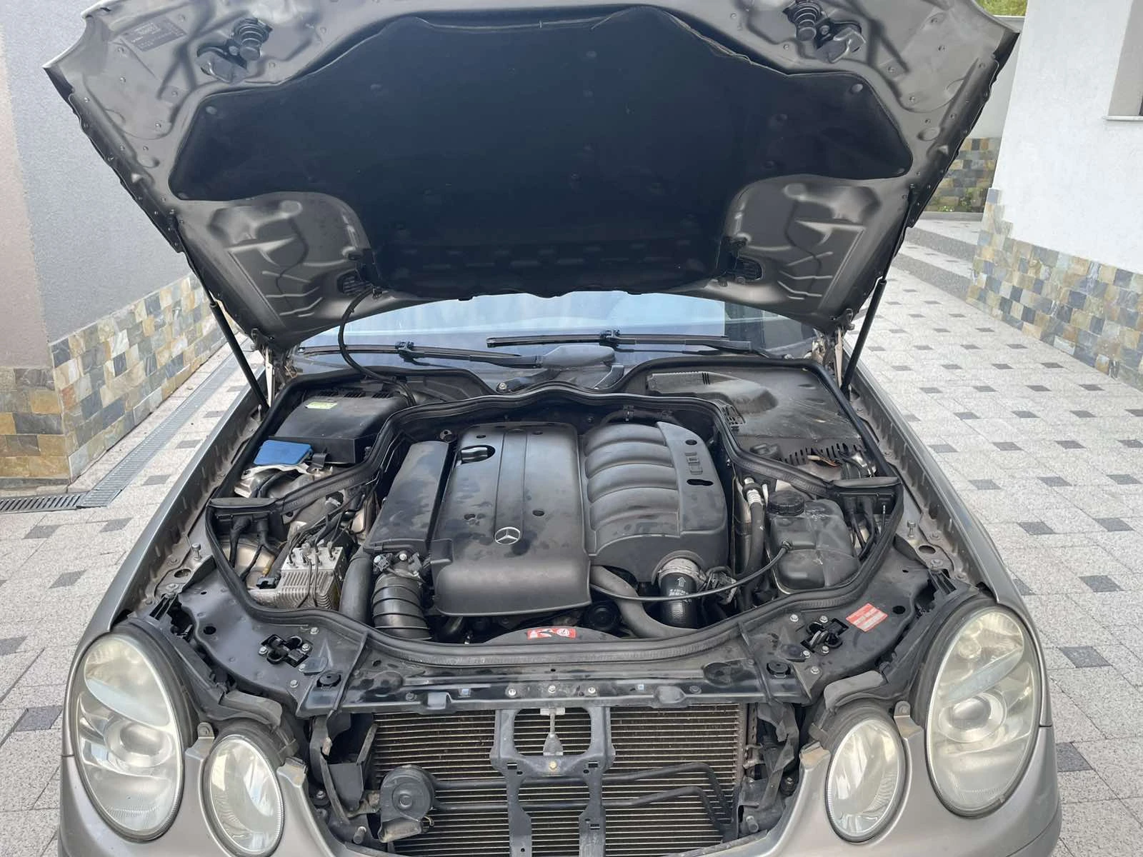 Mercedes-Benz E 220, снимка 8 - Автомобили и джипове - 56432793