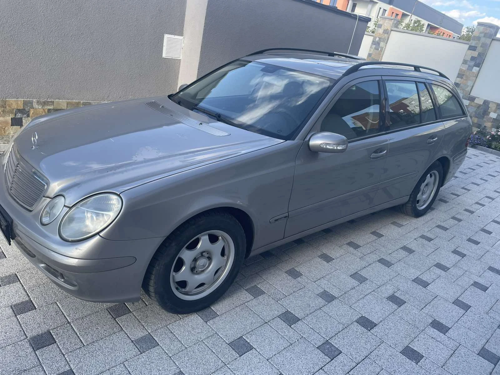 Mercedes-Benz E 220, снимка 2 - Автомобили и джипове - 56432793