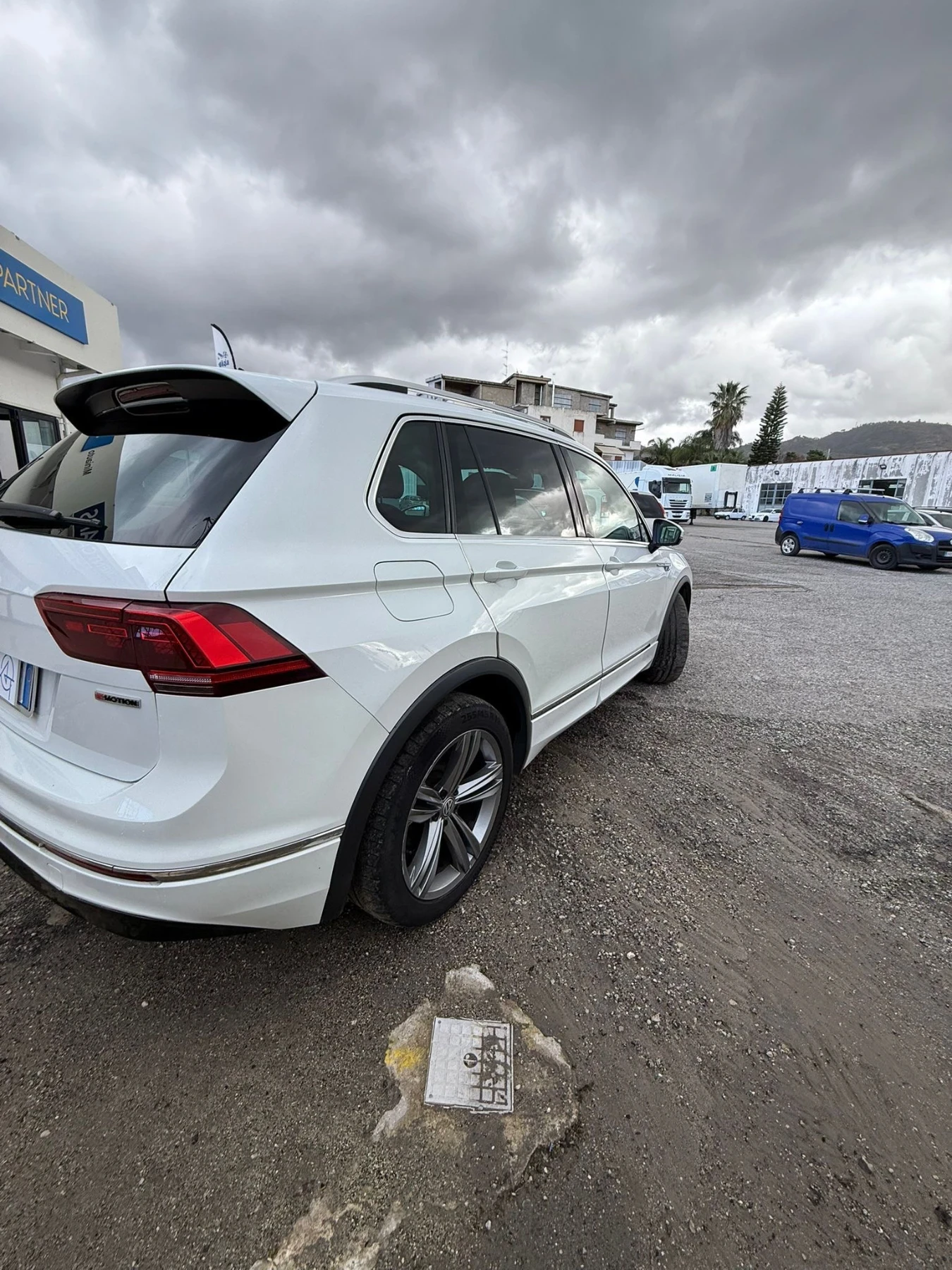 VW Tiguan 2.0 TDI SCR DSG 4MOTION Advanced BMT, снимка 4 - Автомобили и джипове - 54138744