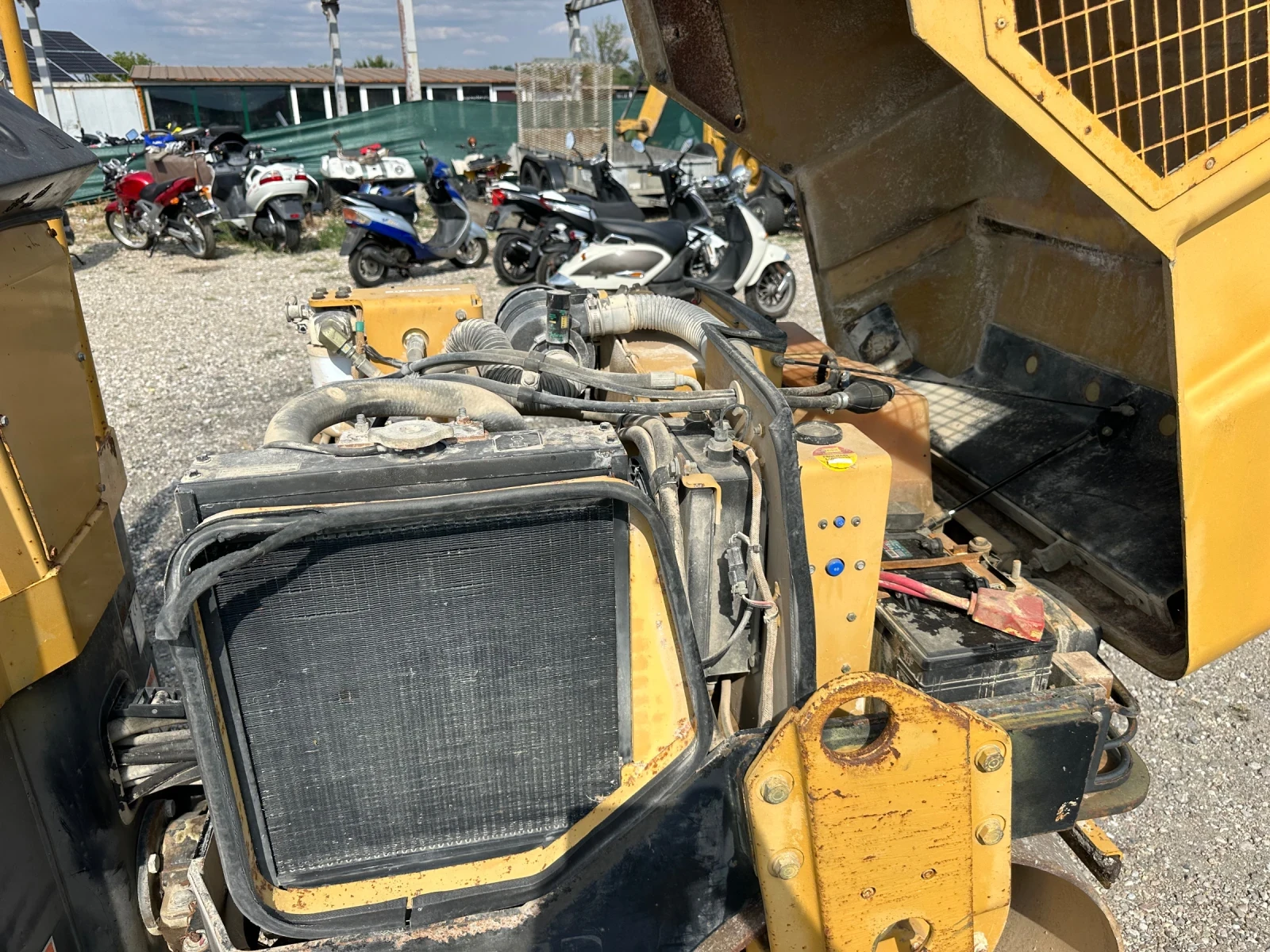 Валяк Cat CB214 2500 kg НАЛИЧЕН - изображение 6