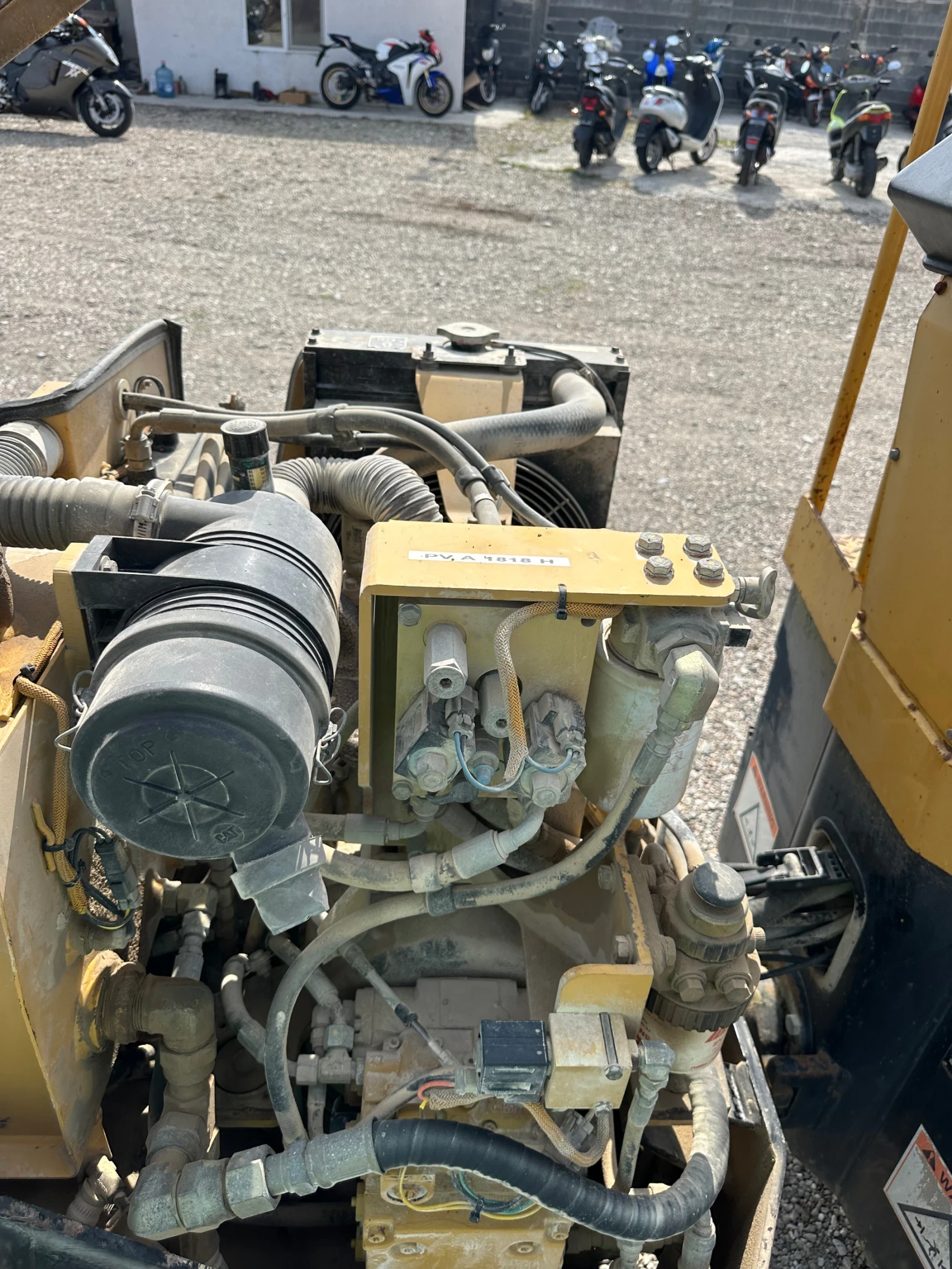 Валяк Cat CB214 2500 kg НАЛИЧЕН - изображение 5
