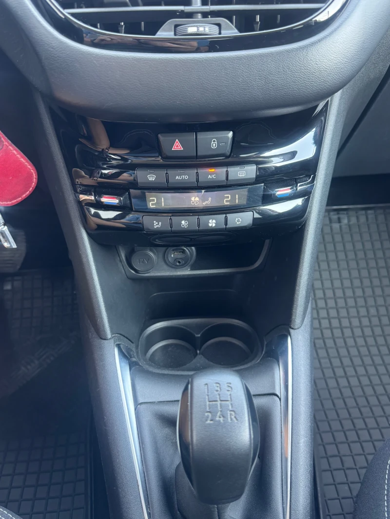Peugeot 208 1.2i PureTech Първи собственик!, снимка 10 - Автомобили и джипове - 50689869