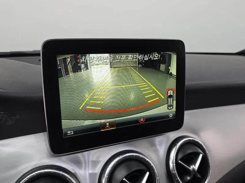 Mercedes-Benz CLA 2.5, снимка 14 - Автомобили и джипове - 54287614