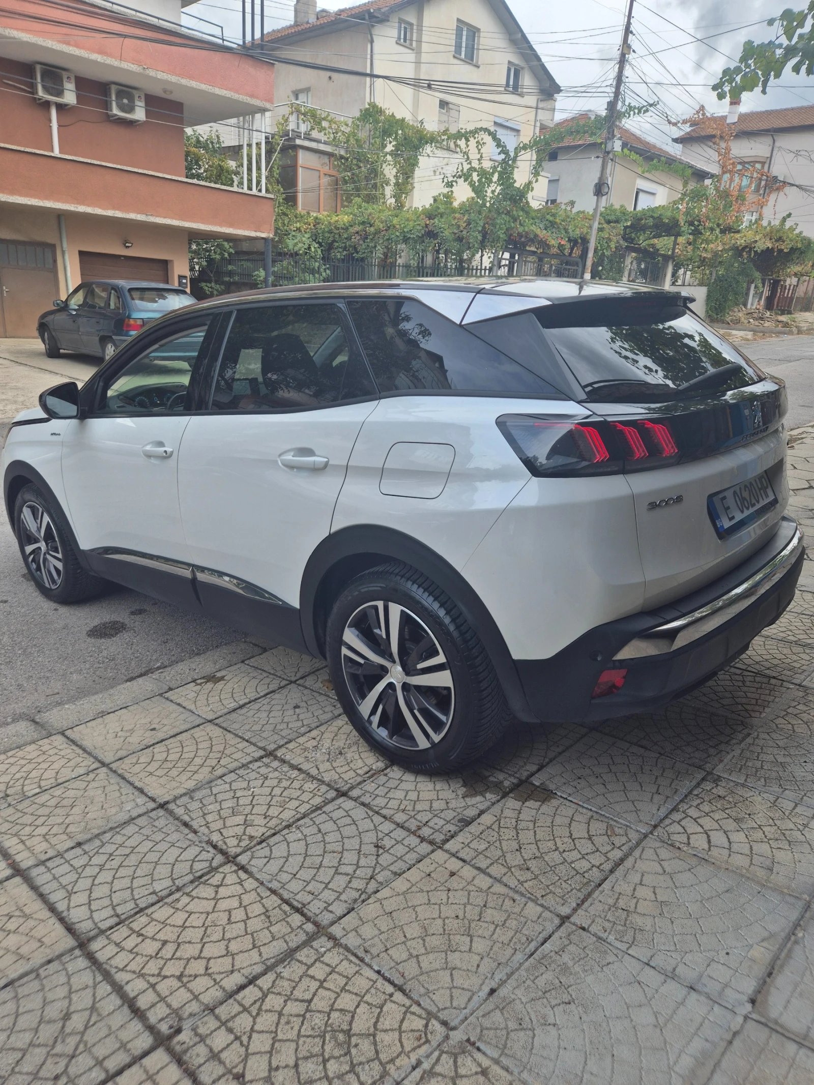 Peugeot 3008 * Нов * 36000км.* ALLURE * Plug-in HYBRID * 225к.с - изображение 4