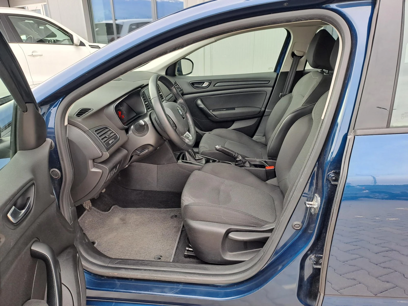 Renault Megane 1.3 TCe/140к.с. - изображение 8