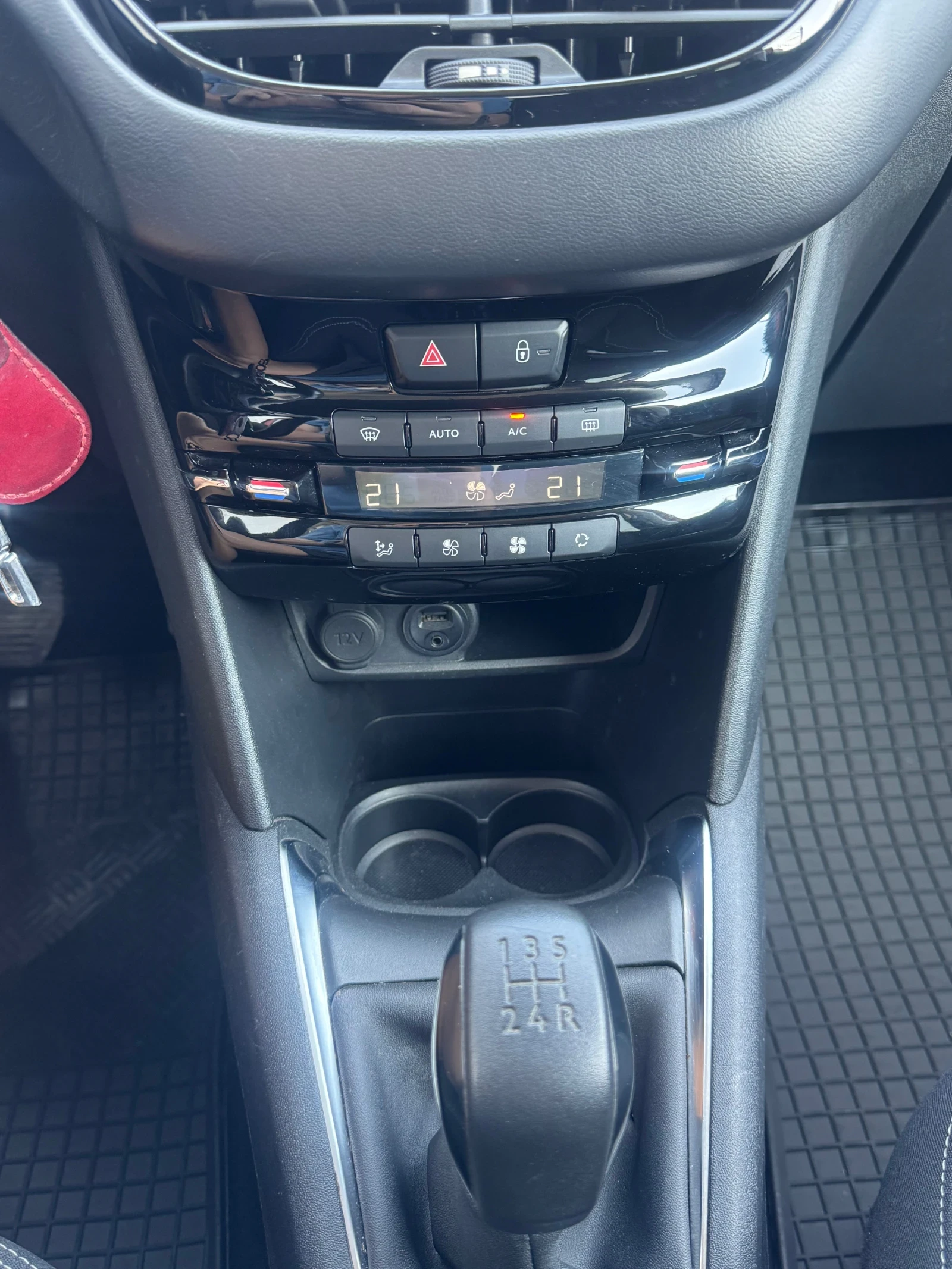 Peugeot 208 1.2i PureTech Първи собственик! - изображение 10