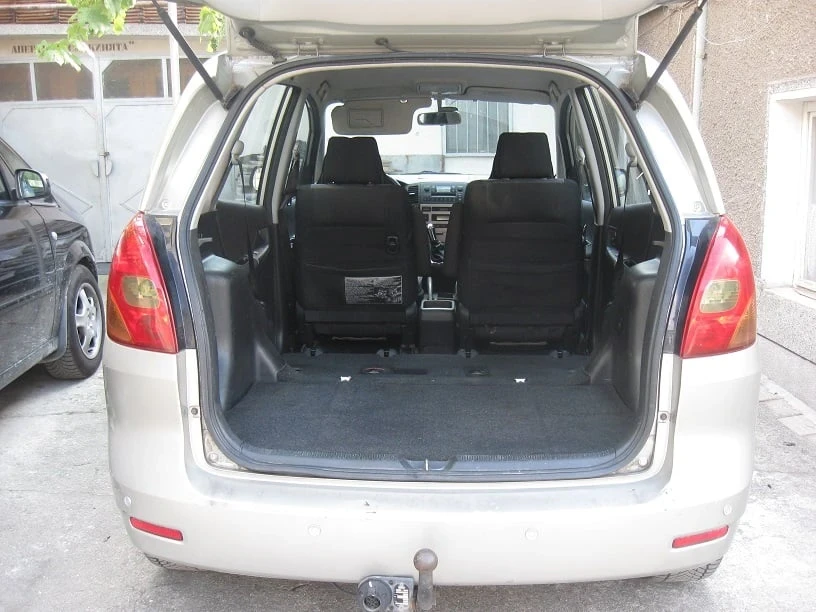 Toyota Corolla verso Технически Топ!, снимка 12 - Автомобили и джипове - 55960595