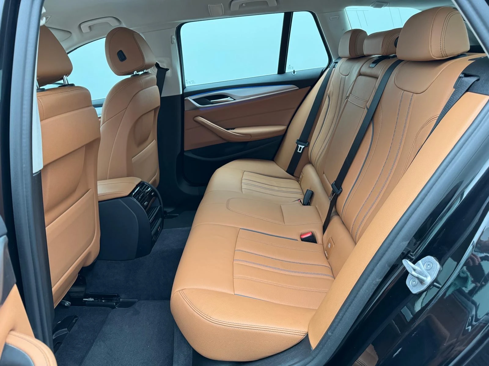 BMW 520 e Hybrid Touring, снимка 12 - Автомобили и джипове - 56365401
