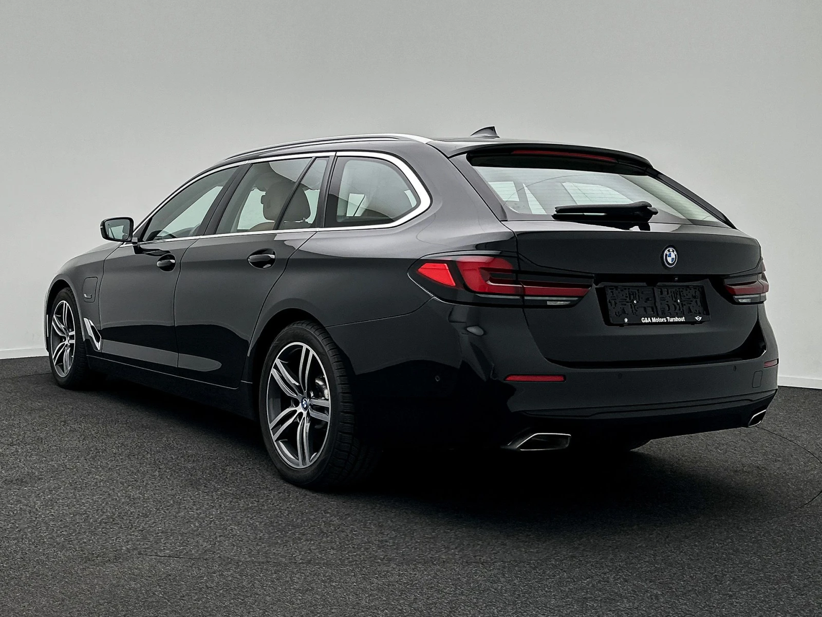 BMW 520 e Hybrid Touring, снимка 7 - Автомобили и джипове - 56365401