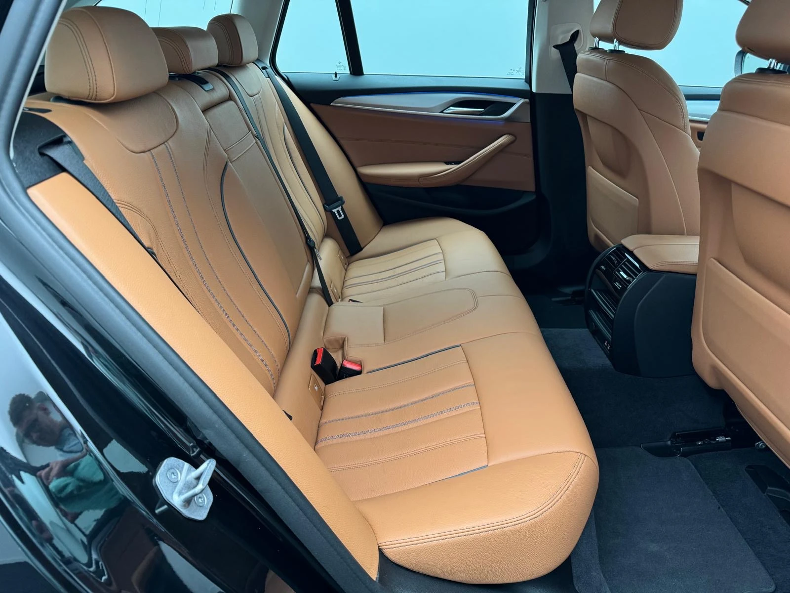 BMW 520 e Hybrid Touring, снимка 13 - Автомобили и джипове - 56365401