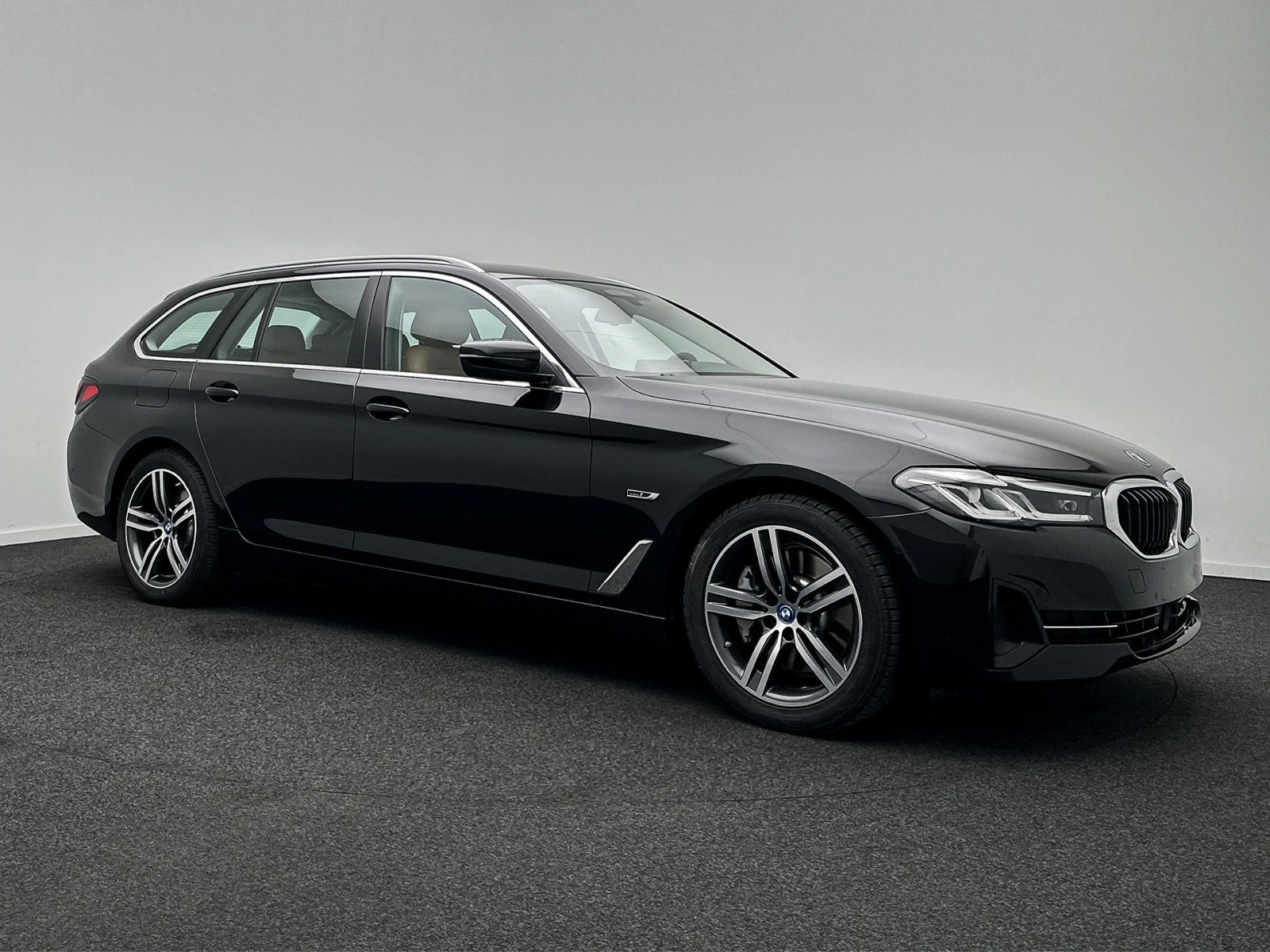 BMW 520 e Hybrid Touring, снимка 4 - Автомобили и джипове - 56365401