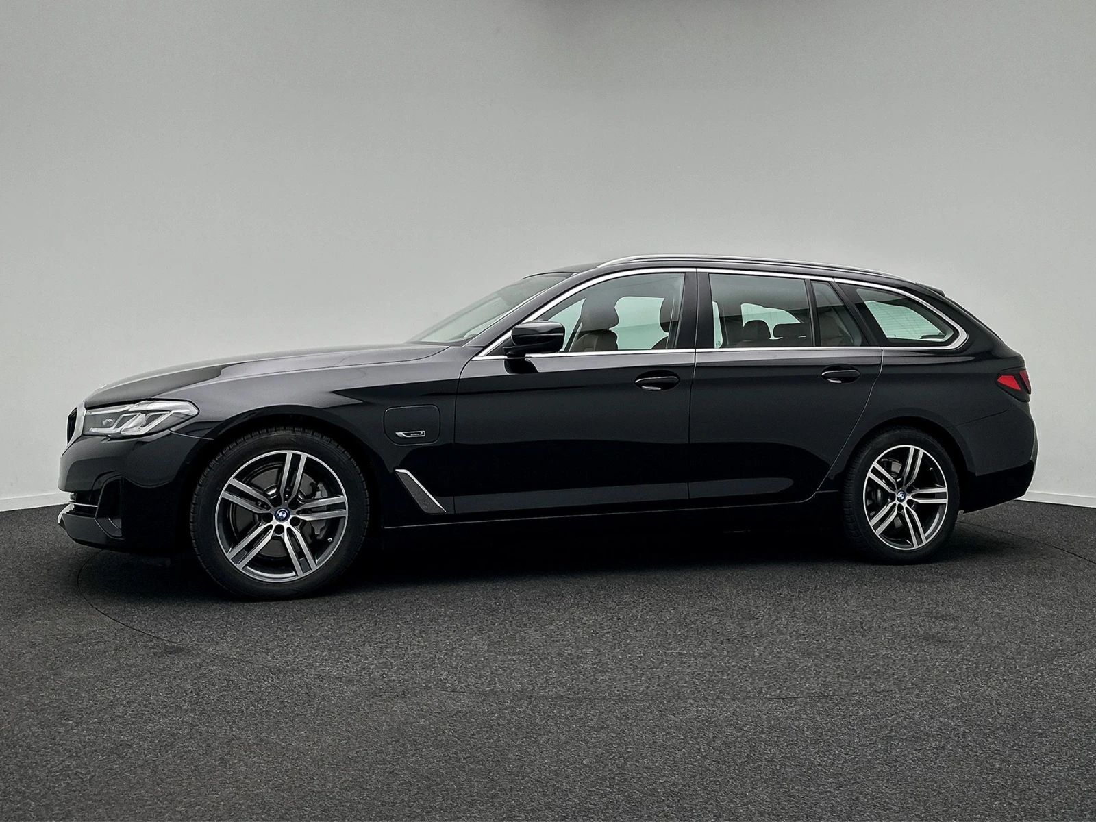 BMW 520 e Hybrid Touring, снимка 8 - Автомобили и джипове - 56365401