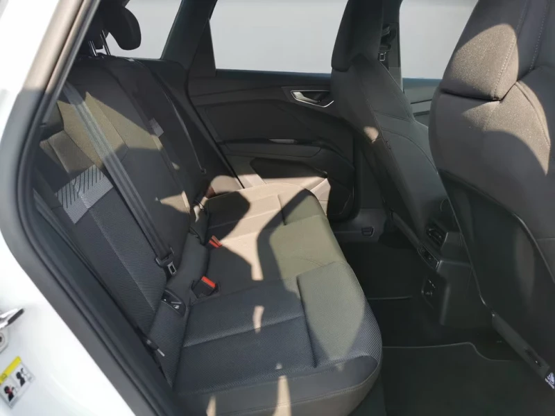 Audi Q4 40e-TRON/204HP/S-LINE/MATRIX/CAM/NAVI/CPLAY/287g, снимка 13 - Автомобили и джипове - 51655978