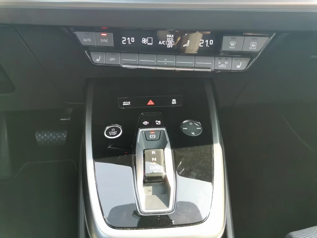 Audi Q4 40e-TRON/204HP/S-LINE/MATRIX/CAM/NAVI/CPLAY/287g - изображение 10