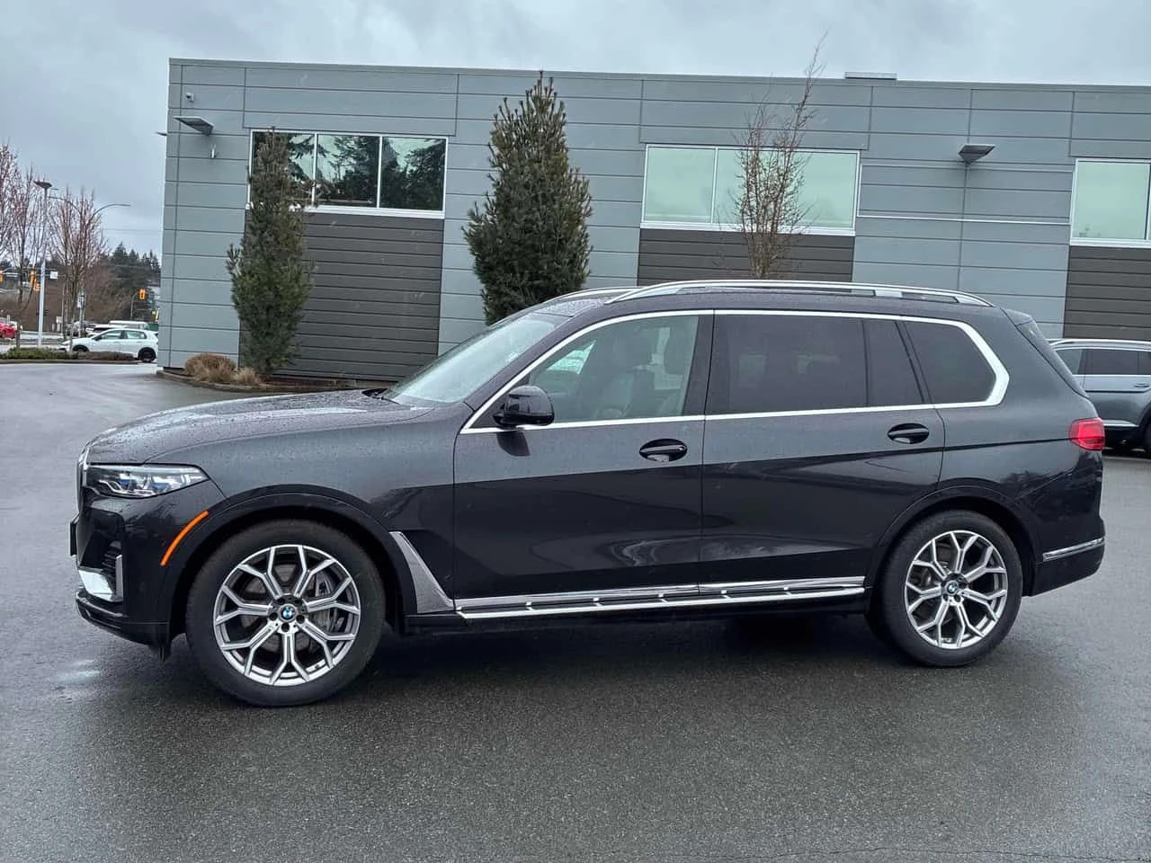 BMW X7 XDRIVE40I| SWAROWSKI| 360| PANO| 7 МЕСТЕН| , снимка 3 - Автомобили и джипове - 54097497