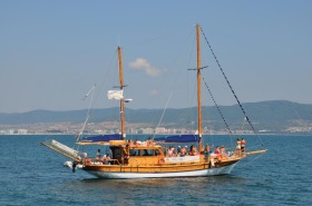 Моторна яхта Собствено производство, снимка 1 - Воден транспорт - 46392911