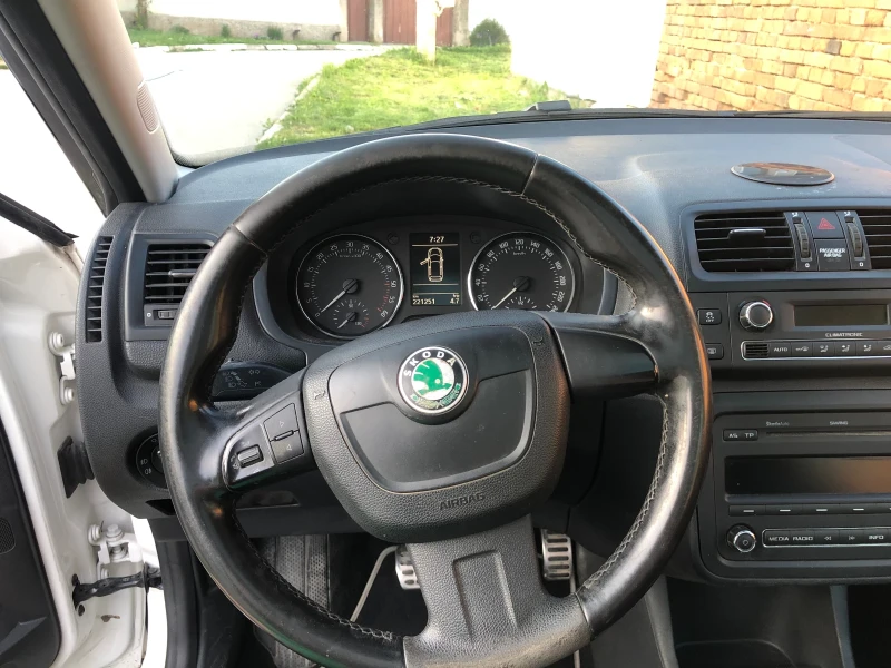 Skoda Roomster Scout 1.6TDI 105 к.с * Panorama, снимка 8 - Автомобили и джипове - 52349780