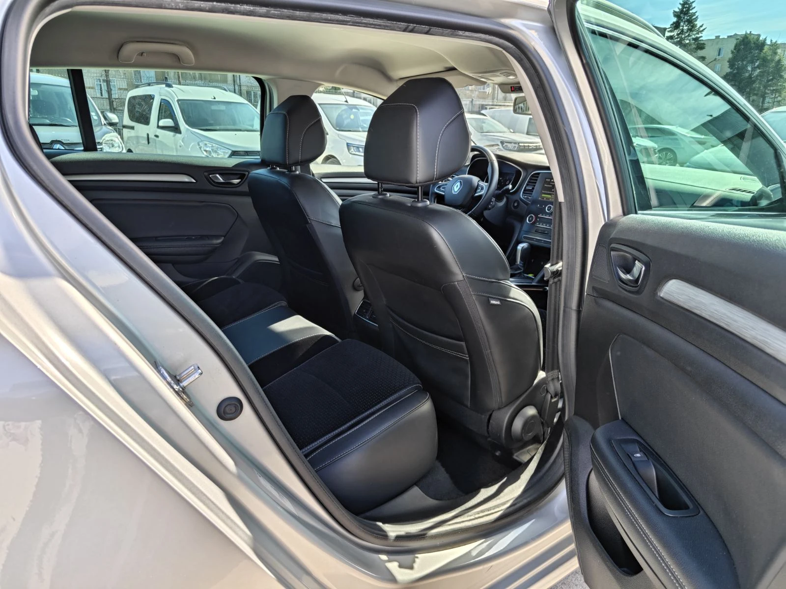 Renault Megane 1.3TCe/140k.c./Zen, снимка 8 - Автомобили и джипове - 54362927