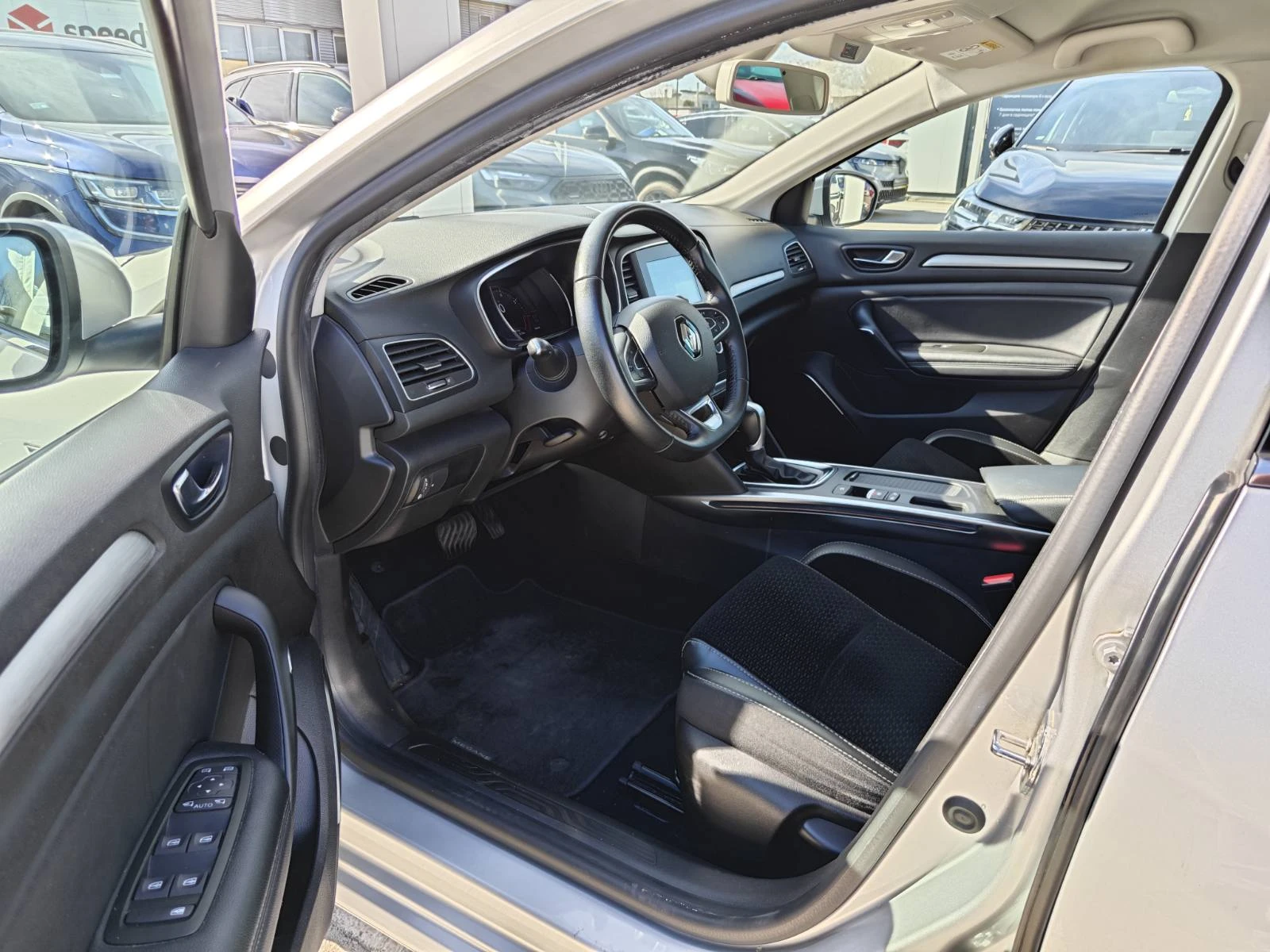 Renault Megane 1.3TCe/140k.c./Zen, снимка 6 - Автомобили и джипове - 54362927