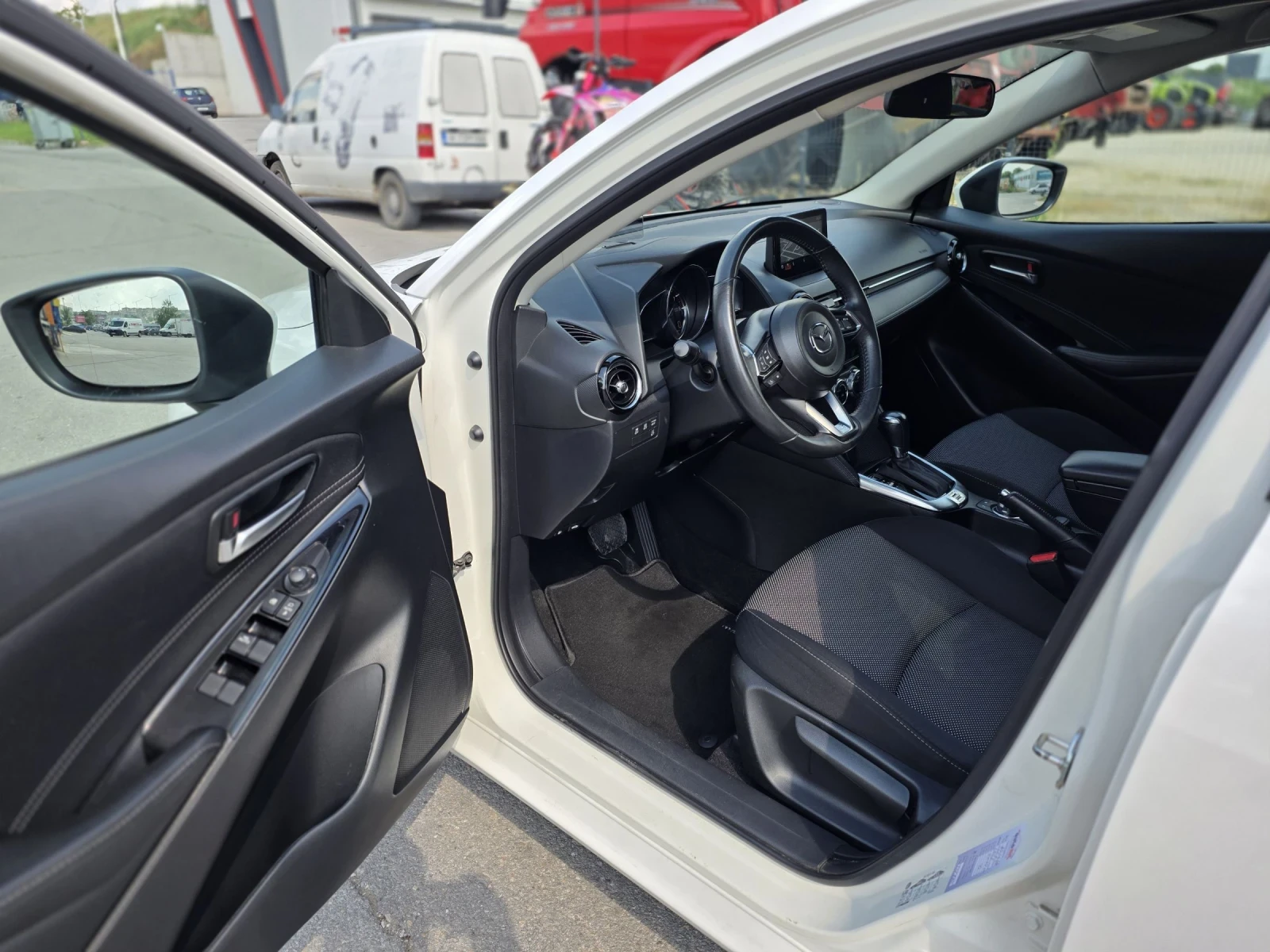 Mazda 2 1.5 skyactive automat, снимка 9 - Автомобили и джипове - 55148782