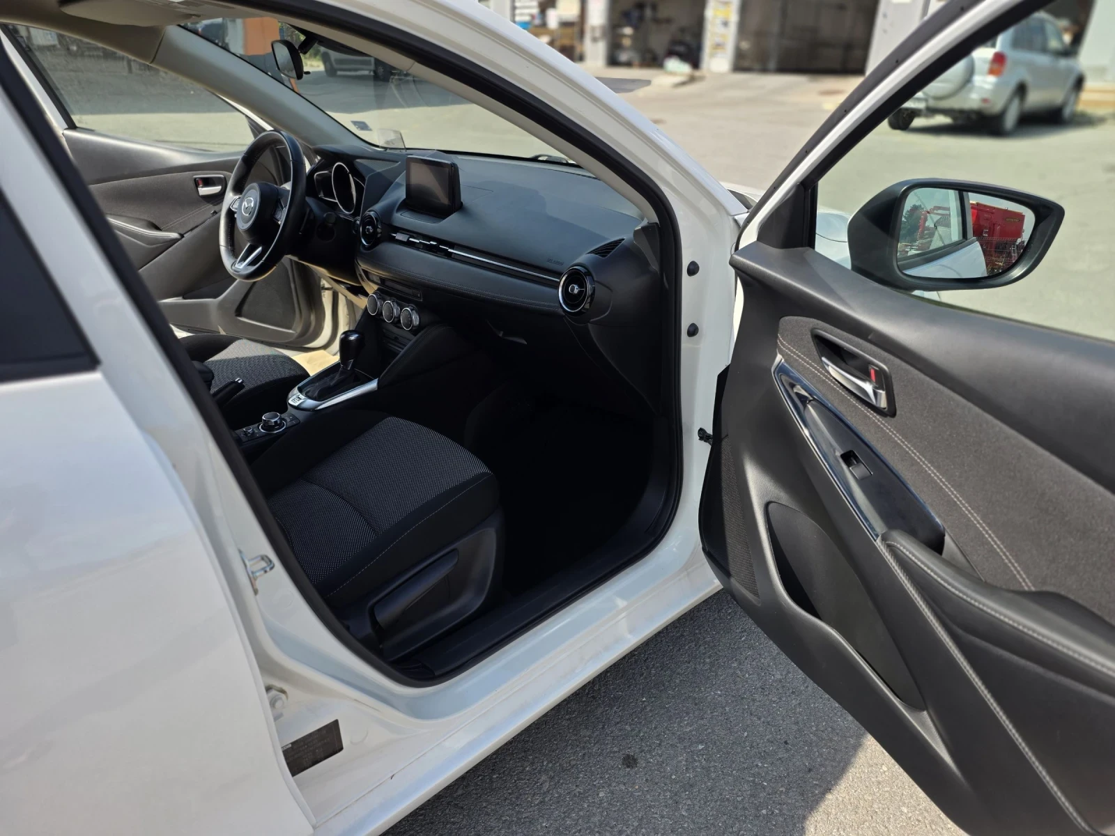 Mazda 2 1.5 skyactive automat, снимка 11 - Автомобили и джипове - 55148782
