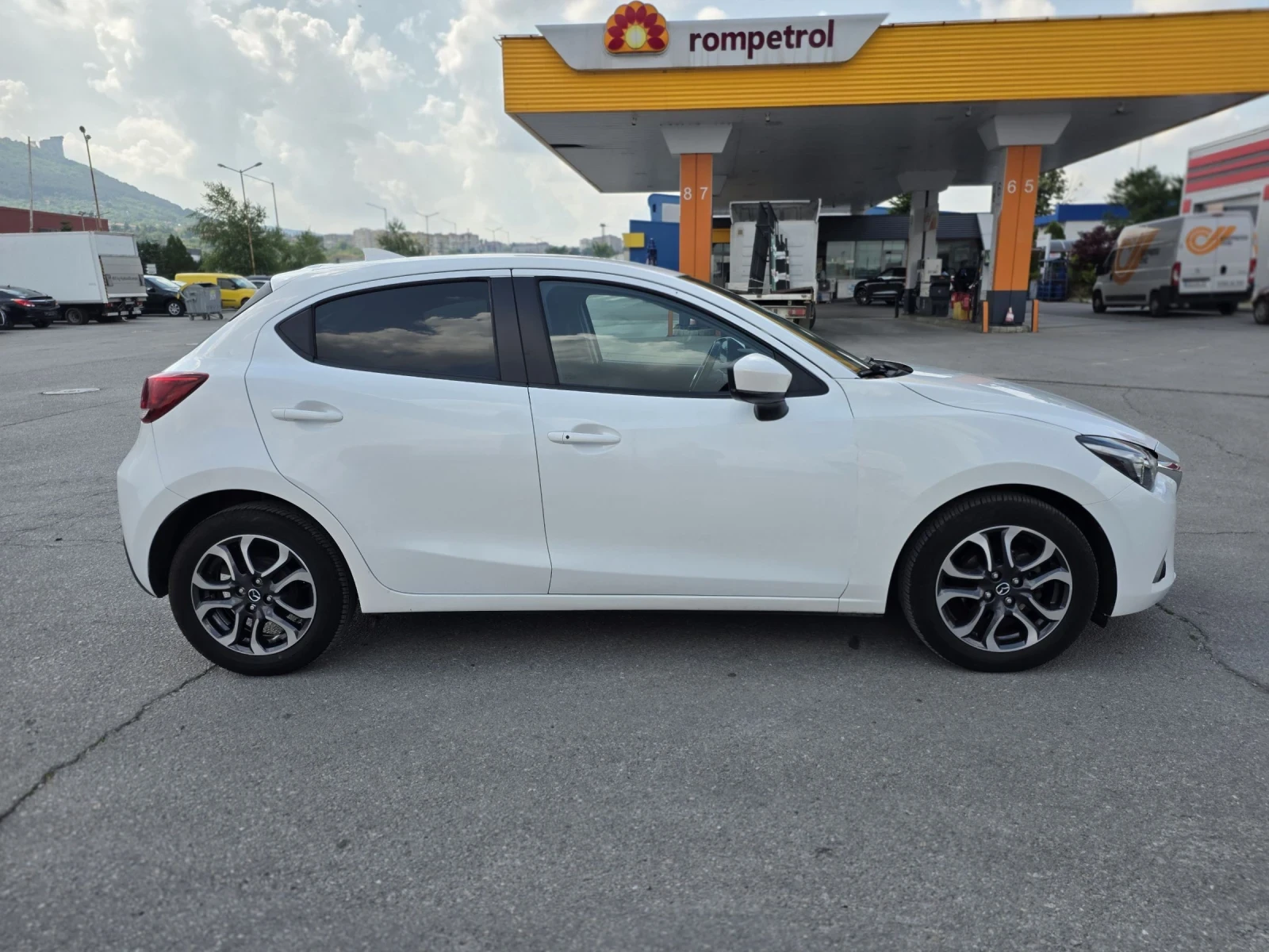 Mazda 2 1.5 skyactive automat, снимка 4 - Автомобили и джипове - 55148782