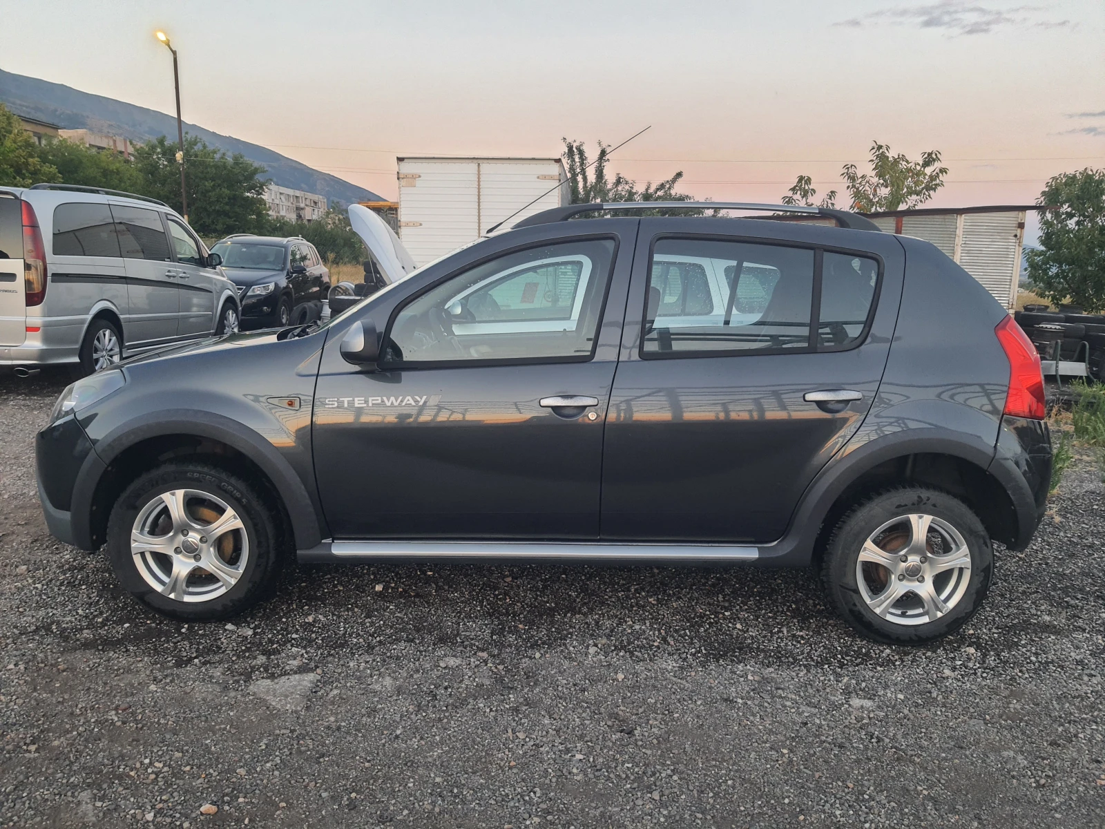 Dacia Sandero 1.6I-STEPWAY, снимка 4 - Автомобили и джипове - 55774352