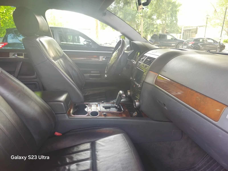 VW Touareg, снимка 4 - Автомобили и джипове - 52371720