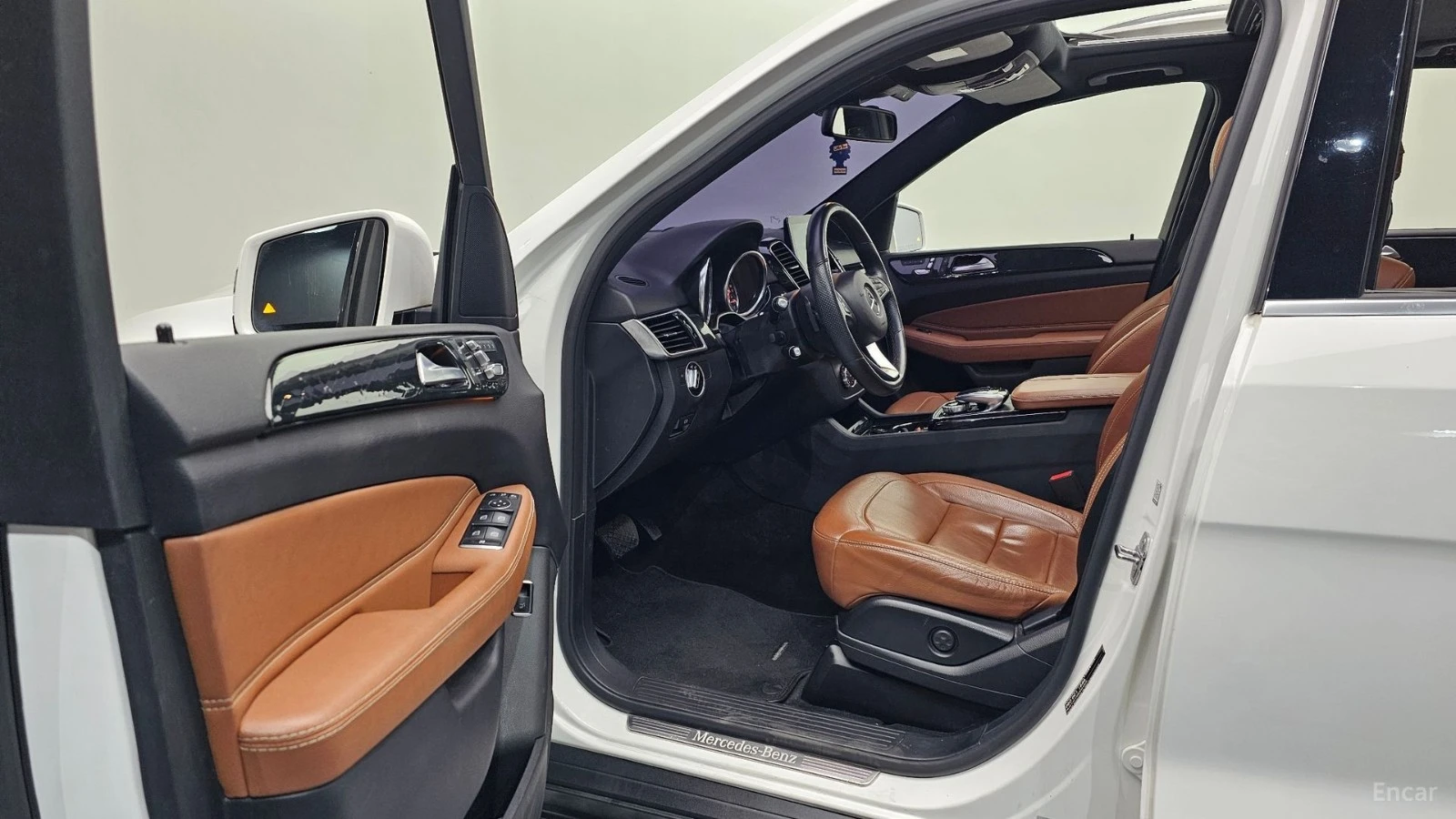 Mercedes-Benz GLE 250d 4MATIC* КОЖА* ПОДГРЕВ* НАВИ* ПАНО* , снимка 8 - Автомобили и джипове - 55596288