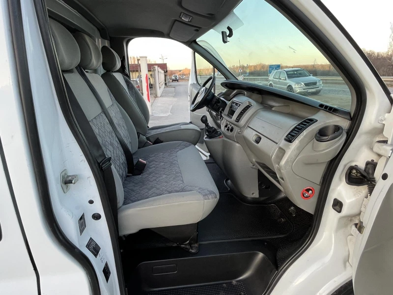 Opel Vivaro 2.5TDI 136кс EURO 4 КЛИМАТИК , снимка 9 - Бусове и автобуси - 49363812