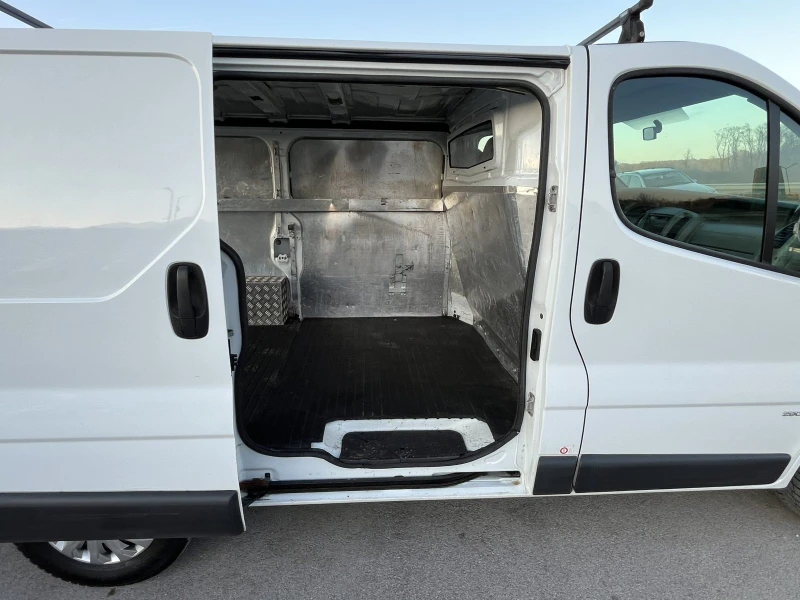 Opel Vivaro 2.5TDI 136кс EURO 4 КЛИМАТИК , снимка 12 - Бусове и автобуси - 49363812