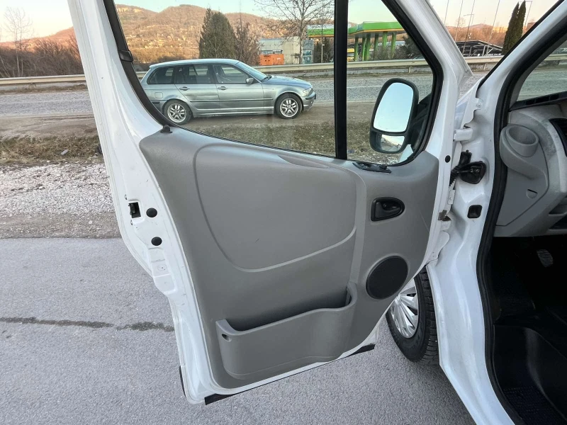 Opel Vivaro 2.5TDI 136кс EURO 4 КЛИМАТИК , снимка 7 - Бусове и автобуси - 49363812