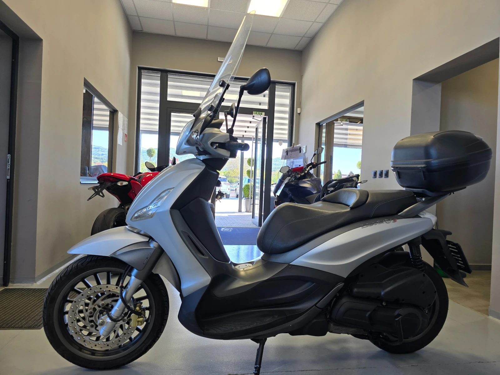 Piaggio Beverly 300ie, ABS-ASR, 2018г., снимка 6 - Мотоциклети и мототехника - 54515155