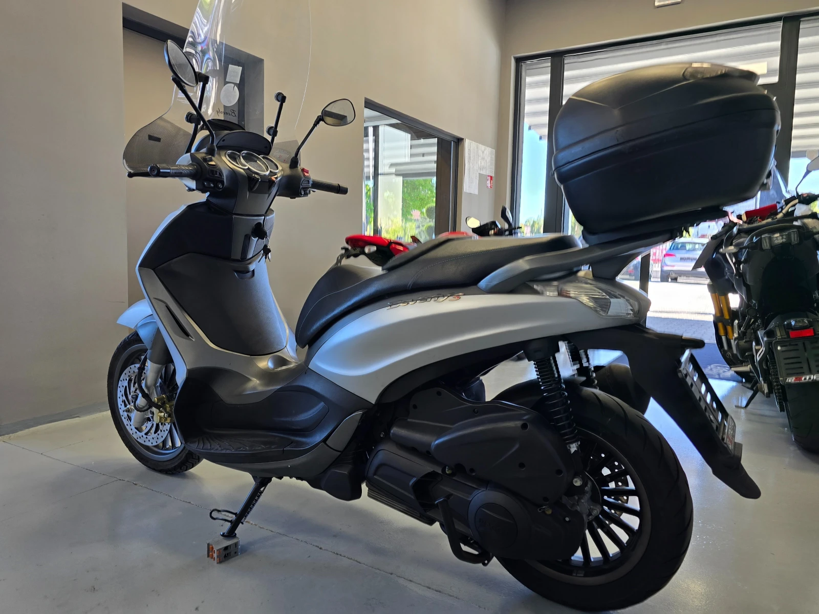 Piaggio Beverly 300ie, ABS-ASR, 2018г., снимка 5 - Мотоциклети и мототехника - 54515155