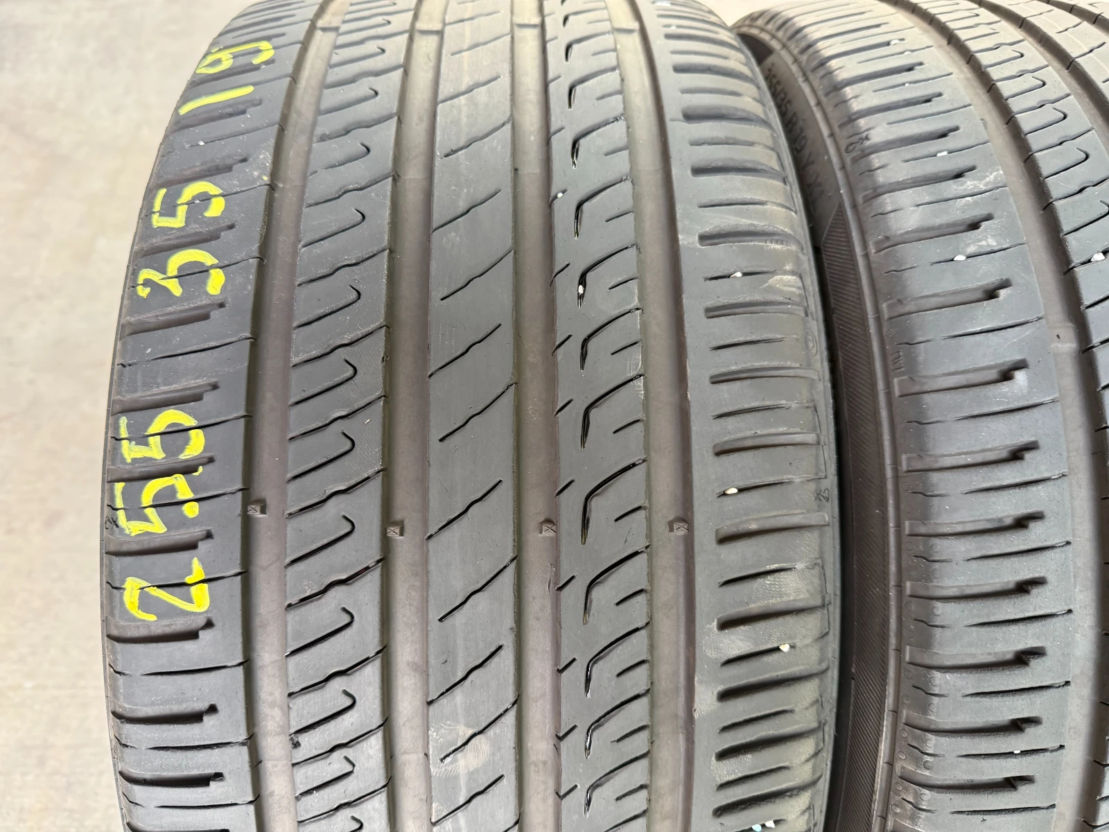 Гуми Летни 255/35R19, снимка 2 - Гуми и джанти - 55310416