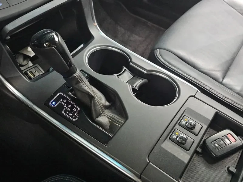 Toyota Camry 2.5 XLE, снимка 8 - Автомобили и джипове - 55404638