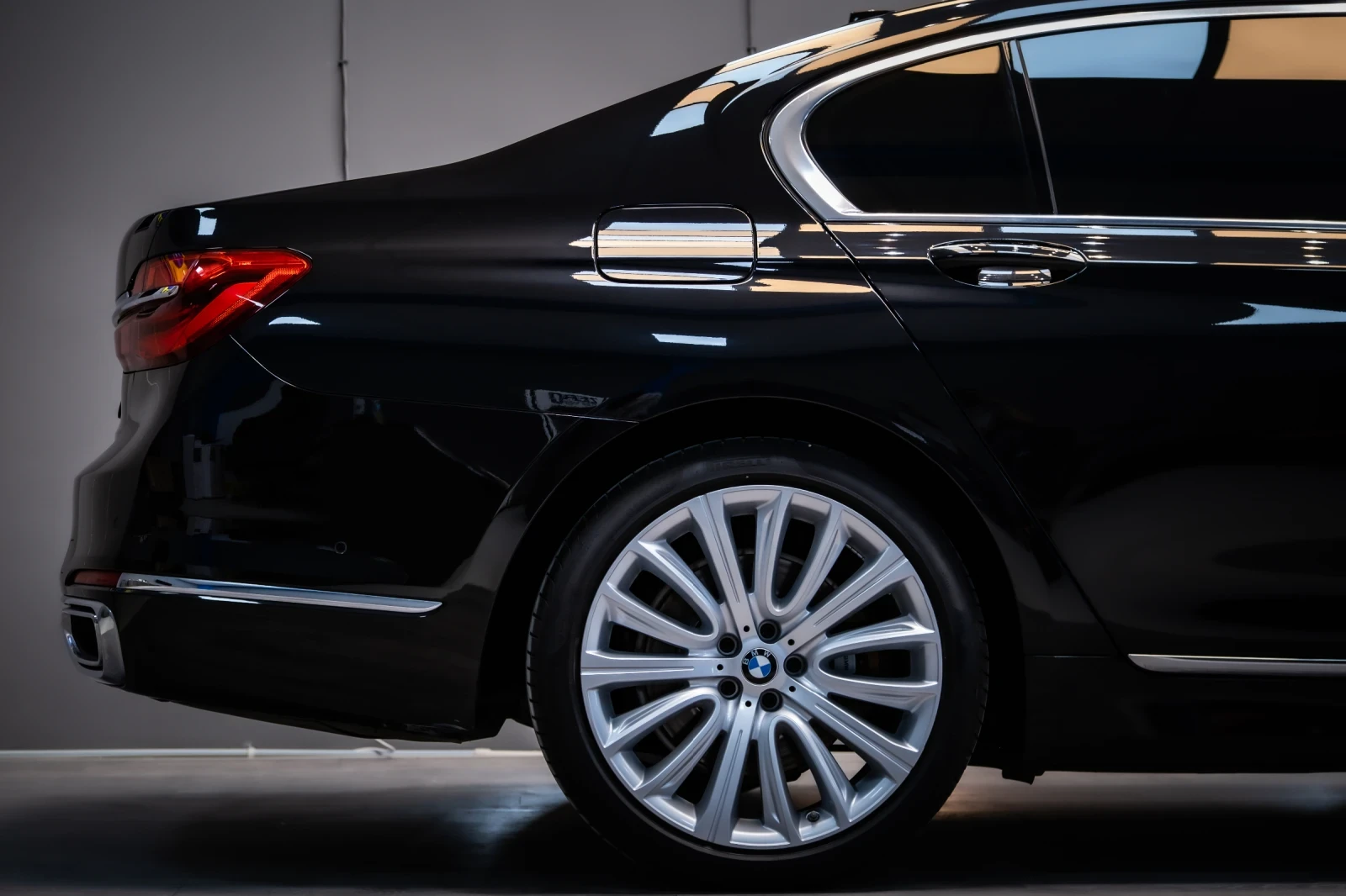 BMW 740 LD Xdrive G12, 3xTV, 360, Laser, B&W - изображение 8