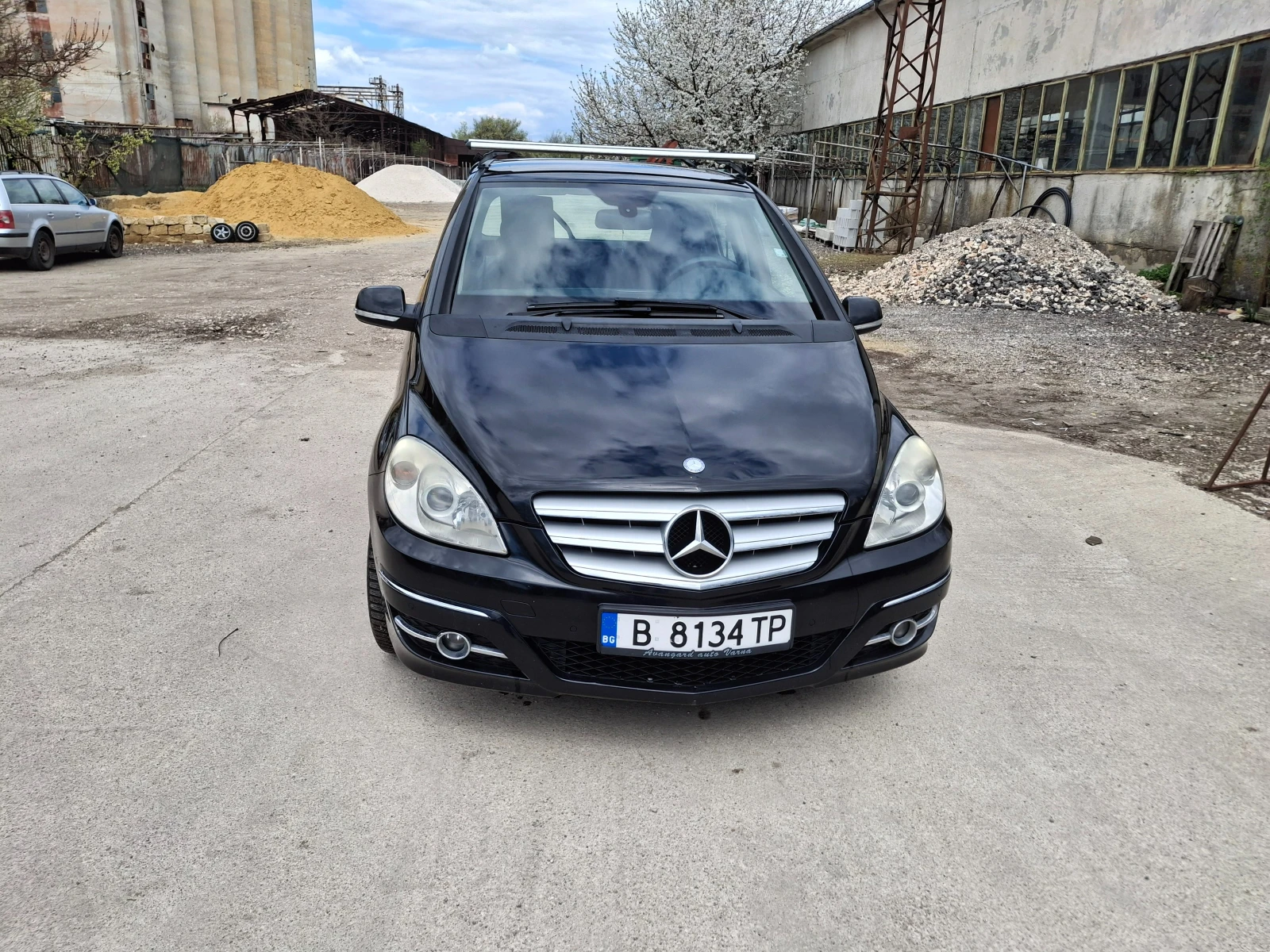 Mercedes-Benz B 180