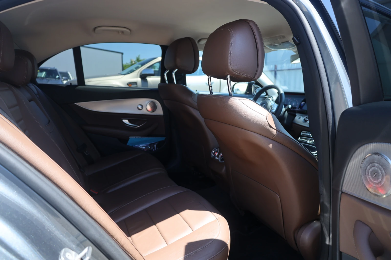 Mercedes-Benz E 350 d AMG MASSAGE 360KAM Distr Memory Blind iCarbg, снимка 9 - Автомобили и джипове - 54854728