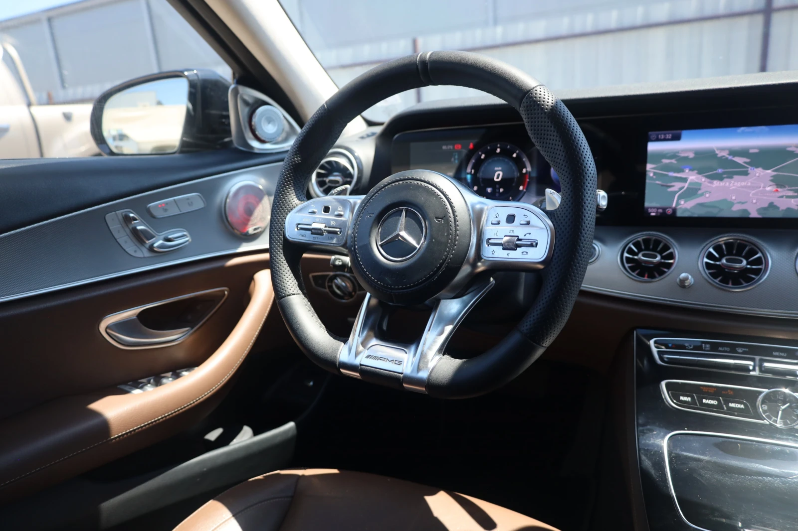 Mercedes-Benz E 350 d AMG MASSAGE 360KAM Distr Memory Blind iCarbg, снимка 13 - Автомобили и джипове - 54854728
