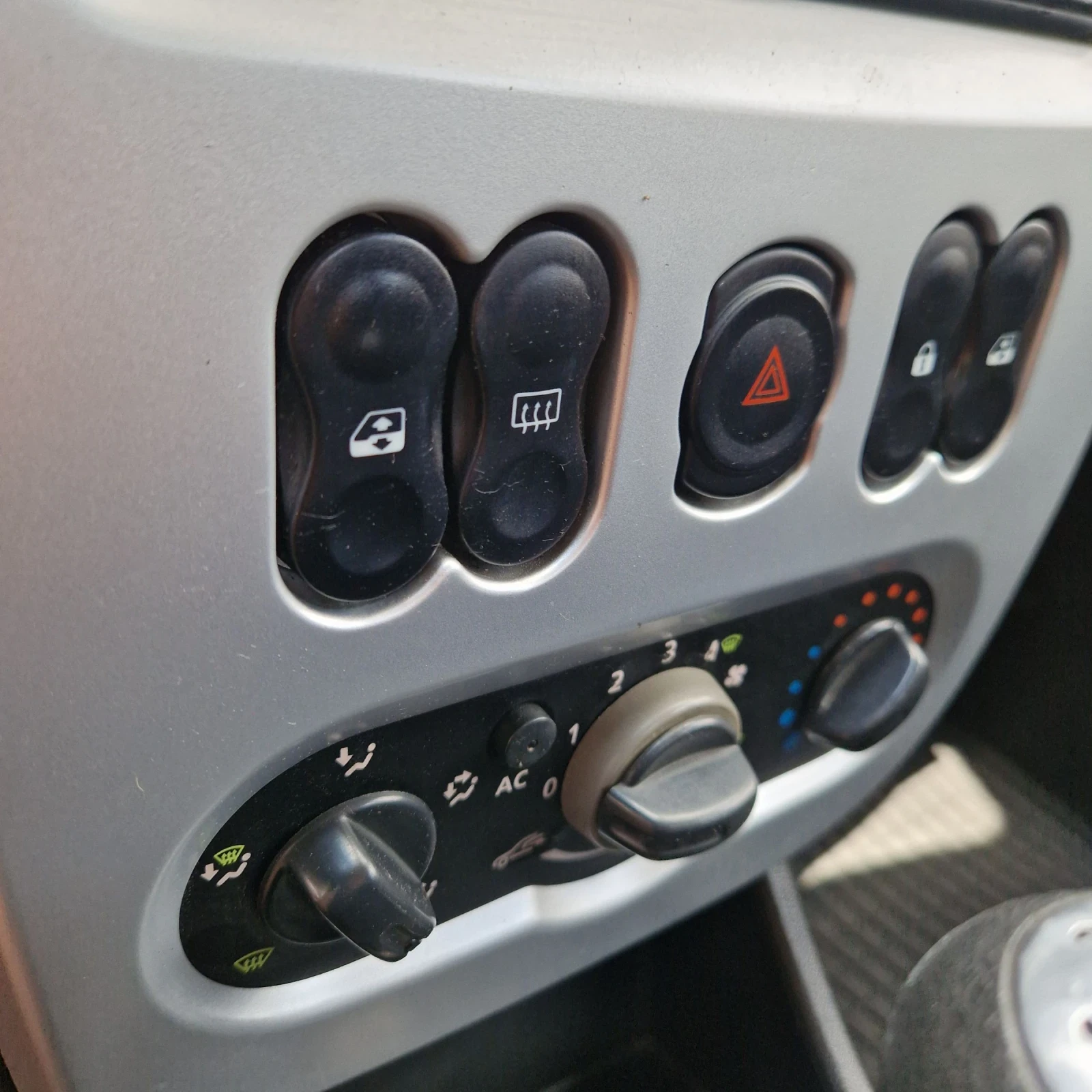 Dacia Sandero 1.2i  | Mobile.bg � ����������� 11