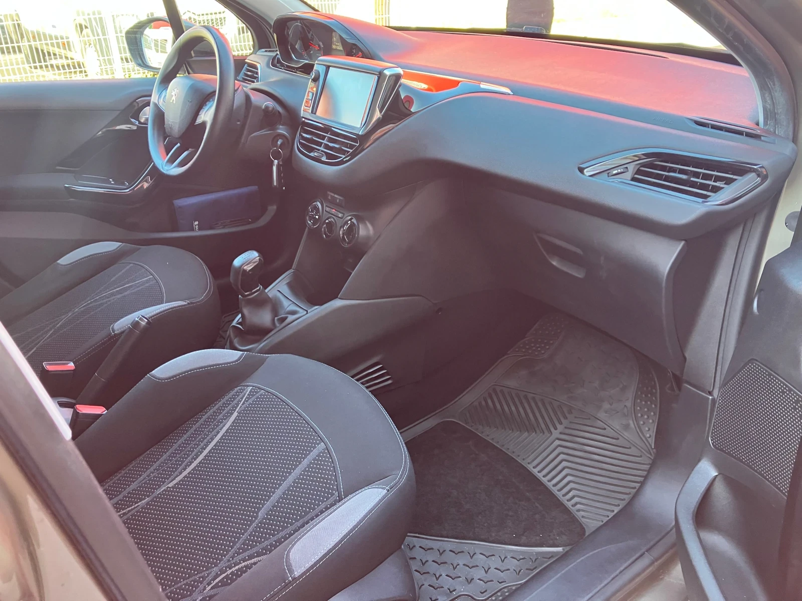 Peugeot 208 1.4-HDI, снимка 11 - Автомобили и джипове - 47314356