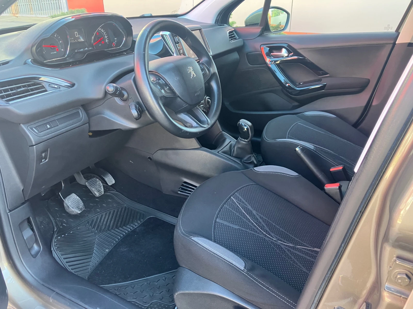 Peugeot 208 1.4-HDI, снимка 9 - Автомобили и джипове - 47314356