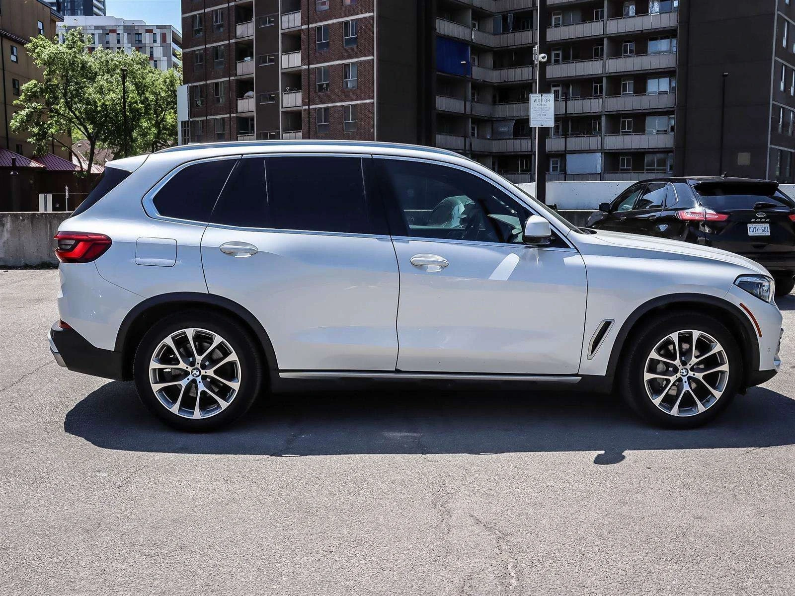 BMW X5 * ДИСТРОНИК * МАСАЖИ * НОЩНО ВИЖДАНЕ * 360 * ПАНО, снимка 2 - Автомобили и джипове - 55836327