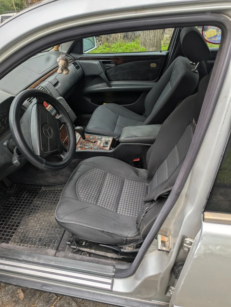 Mercedes-Benz E 300, снимка 3 - Автомобили и джипове - 53020184