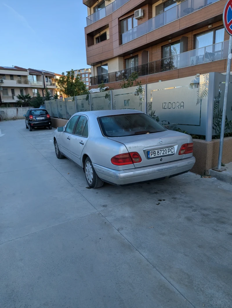 Mercedes-Benz E 300, снимка 9 - Автомобили и джипове - 53020184