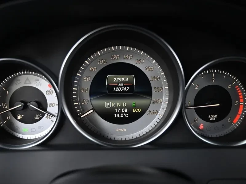 Mercedes-Benz C 220 2.2, снимка 8 - Автомобили и джипове - 54278130